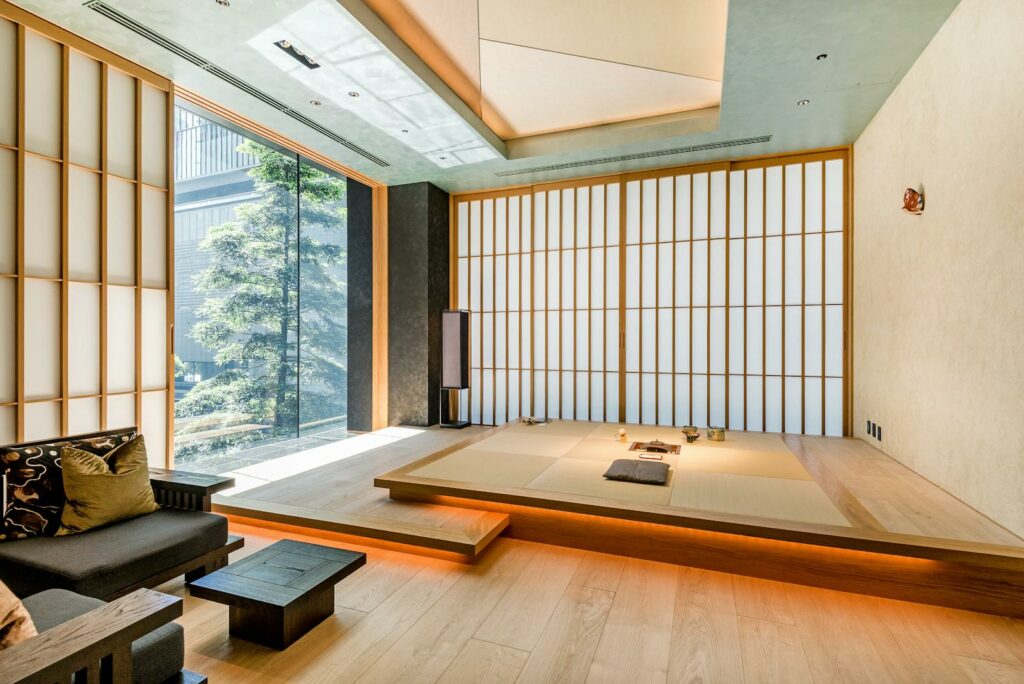 Bright and spacious Japanese living room featuring a modern tatami area and large windows with natural light.